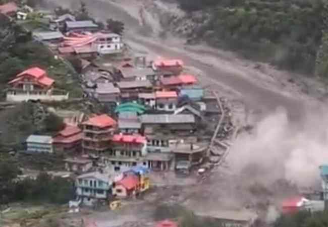 Uttarkashi Cloud burst: उत्तरकाशीच्या धारलीमध्ये ढगफुटी, डोंगरावरून वाहत आले हजारो टन पाणी, चार जणांचा मृत्यू, अनेक लोक ढिगाऱ्यात गाडले, पहा VIDEO
