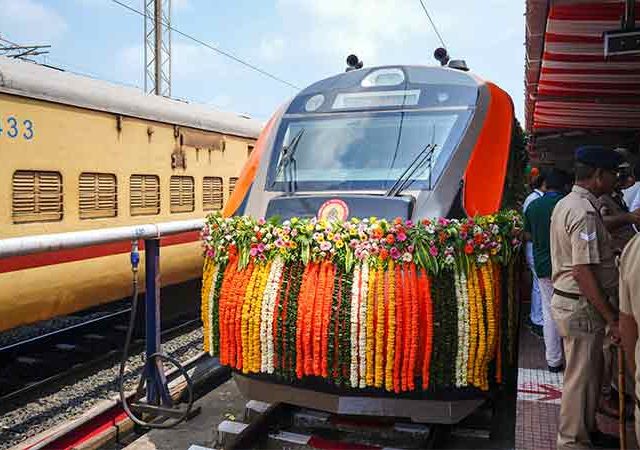 मोदींच्या हस्ते तीन वंदे भारत एक्सप्रेसचे उद्घाटन