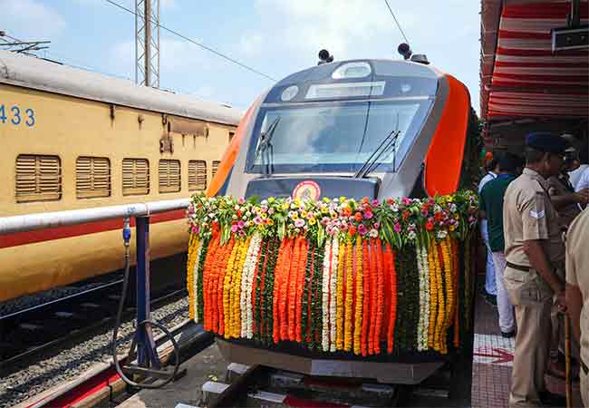 मोदींच्या हस्ते तीन वंदे भारत एक्सप्रेसचे उद्घाटन