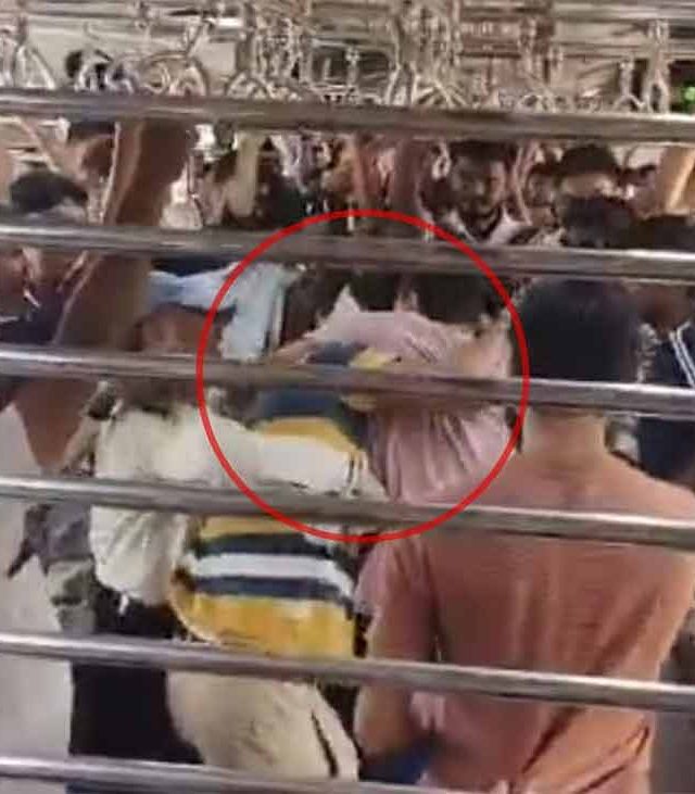 विरार-डहाणू लोकल ट्रेन बनली 'बॉक्सिंग रिंग'!