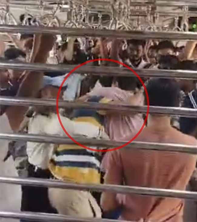 विरार-डहाणू लोकल ट्रेन बनली ‘बॉक्सिंग रिंग’!