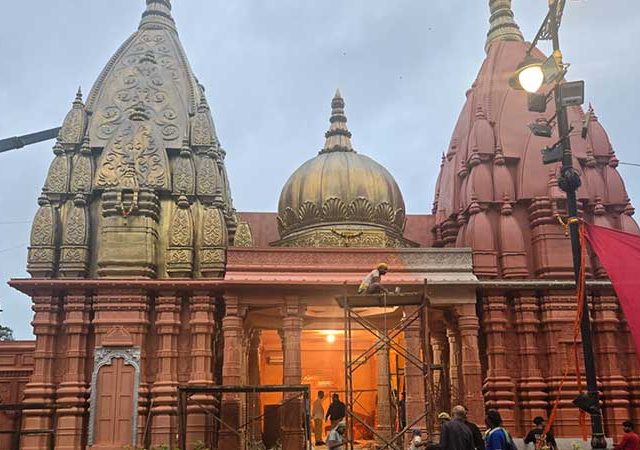 वांद्रे येथे ५२ फुटी काशी विश्वनाथ मंदिराचा देखावा