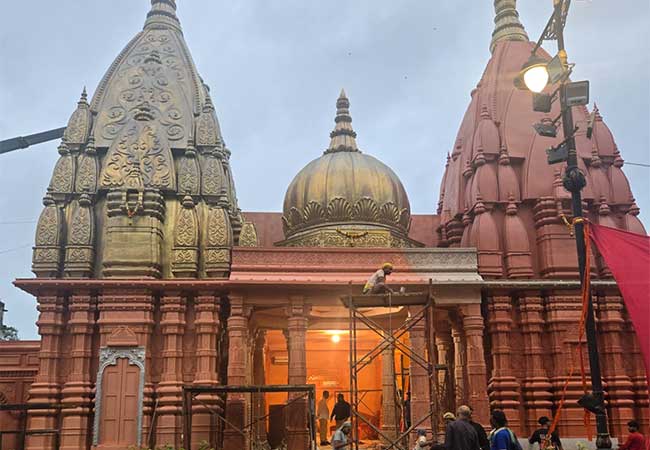 वांद्रे येथे ५२ फुटी काशी विश्वनाथ मंदिराचा देखावा