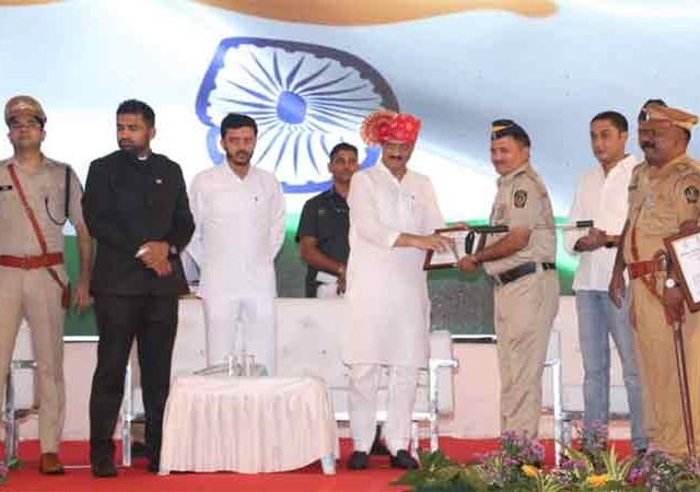 स्वातंत्र्यदिनी उत्कृष्ट कार्य करणाऱ्या दिग्गजांचा अजित पवारांनी केला सत्कार