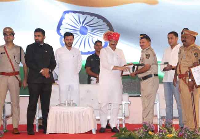 स्वातंत्र्यदिनी उत्कृष्ट कार्य करणाऱ्या दिग्गजांचा अजित पवारांनी केला सत्कार