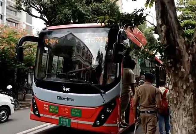 मुंबईत बेस्टच्या इलेक्ट्रिक बसने केला घात, महिलेचा मृत्यू