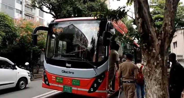 मुंबईत बेस्टच्या इलेक्ट्रिक बसने केला घात, महिलेचा मृत्यू