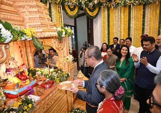 वर्षा शासकीय निवासस्थानी विविध देशांच्या महावाणिज्यदूतांकडून ‘श्रीं’चे दर्शन