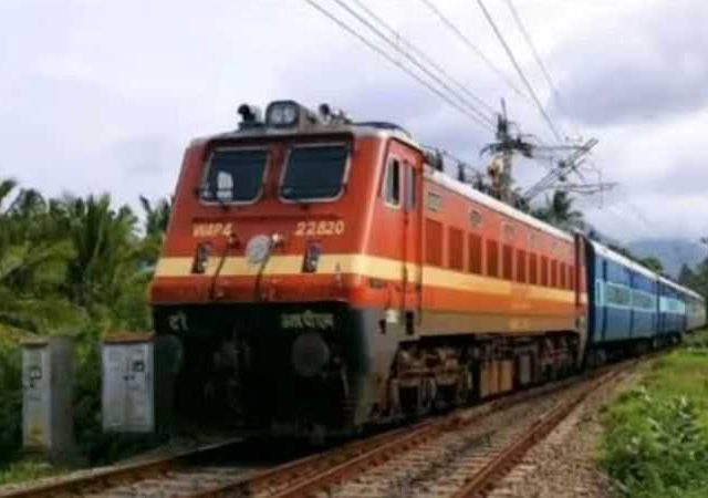 Mumbai Nagpur Special Train : मुंबई नागपूर विशेष ट्रेन सहा तास आलीच नाही! प्रवासी भडकले गीतांजली एक्स्प्रेस अडवली