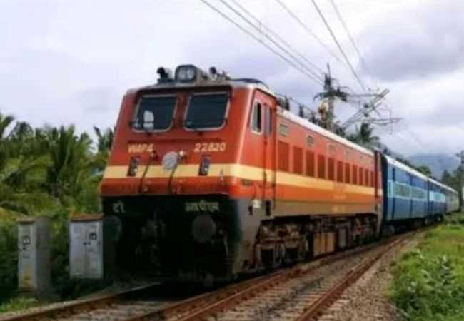 Mumbai Nagpur Special Train : मुंबई नागपूर विशेष ट्रेन सहा तास आलीच नाही! प्रवासी भडकले गीतांजली एक्स्प्रेस अडवली