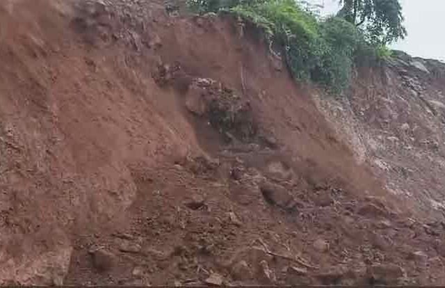 आंबा घाटात दरड कोसळली ! वाहतूक ठप्प