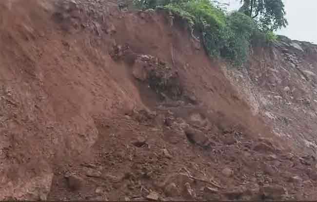 आंबा घाटात दरड कोसळली ! वाहतूक ठप्प