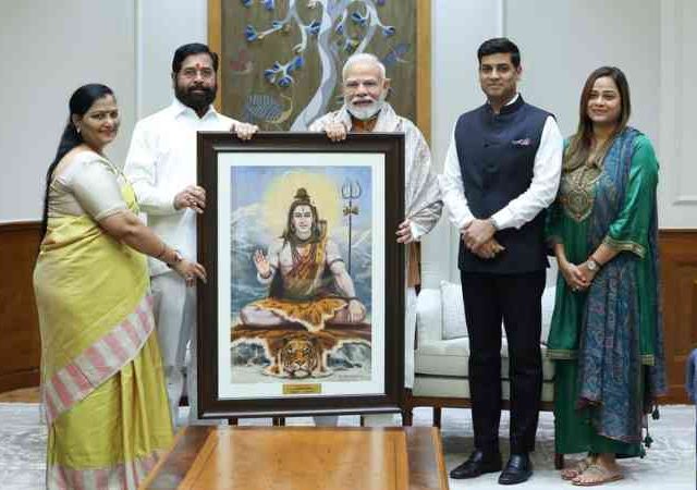 एकनाथ शिंदे यांनी घेतली नरेंद्र मोदींची सहकुटुंब भेट, शिवसेना-मनसेच्या युतीवरुन दिली 'ही' प्रतिक्रिया