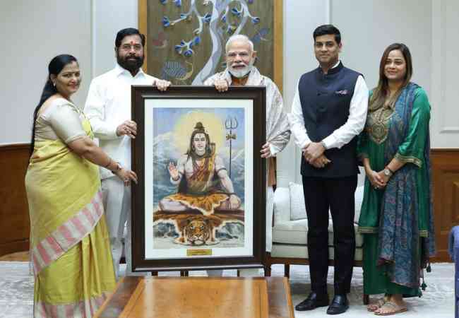 एकनाथ शिंदे यांनी घेतली नरेंद्र मोदींची सहकुटुंब भेट, शिवसेना-मनसेच्या युतीवरुन दिली ‘ही’ प्रतिक्रिया