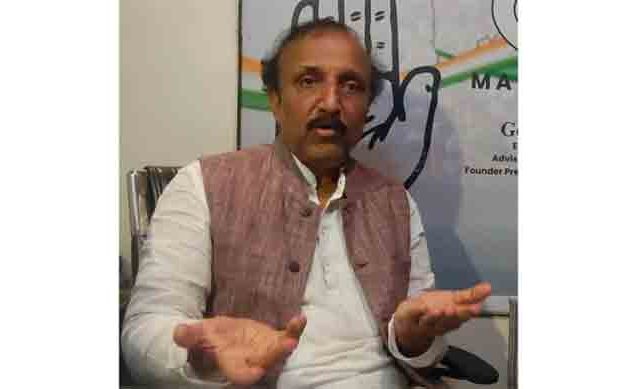 पुण्यात बोर्ड काढण्यावरून वाद , तरुणावर कोयत्याने वार; काँग्रेसच्या माजी नेत्यावर गुन्हा दाखल