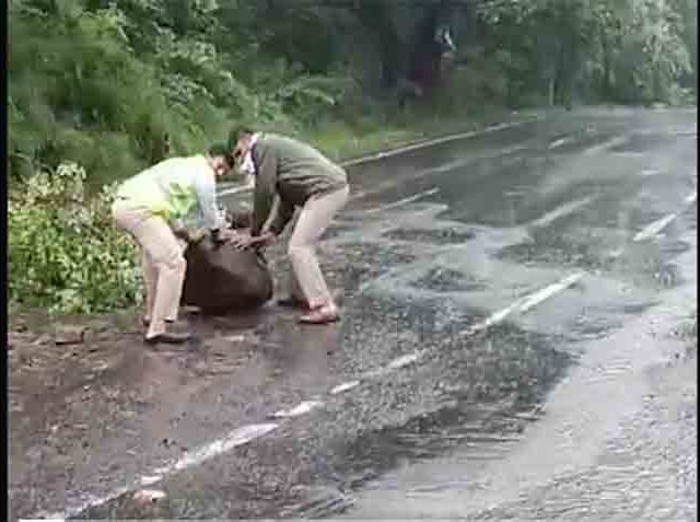 इगतपुरीत मुसळधार, धरणांतून पाण्याचा विसर्ग; बरीच गावे संपर्काबाहेर, घाटात दरडही कोसळली