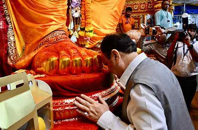 केंद्रीय मंत्री जे. पी. नड्डा लालबाग राजाच्या दर्शनाला : देशाच्या प्रगतीसाठी केली प्रार्थना