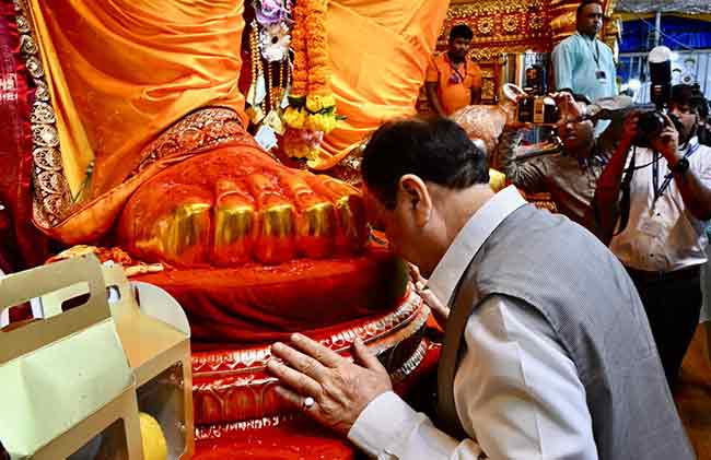 केंद्रीय मंत्री जे. पी. नड्डा लालबाग राजाच्या दर्शनाला : देशाच्या प्रगतीसाठी केली प्रार्थना