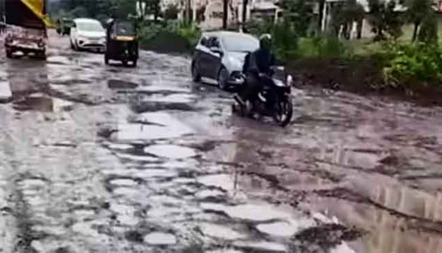 कल्याण शीळ फाट्यातील खड्ड्यांमुळे गेला तरुणाचा जीव