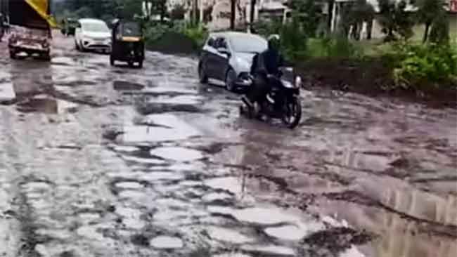 कल्याण शीळ फाट्यातील खड्ड्यांमुळे गेला तरुणाचा जीव