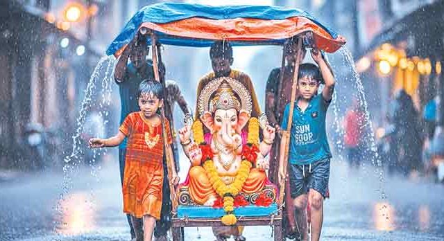 पावसाच्या संततधारेत कोकण उत्साहीच...!