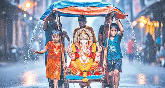 पावसाच्या संततधारेत कोकण उत्साहीच…!