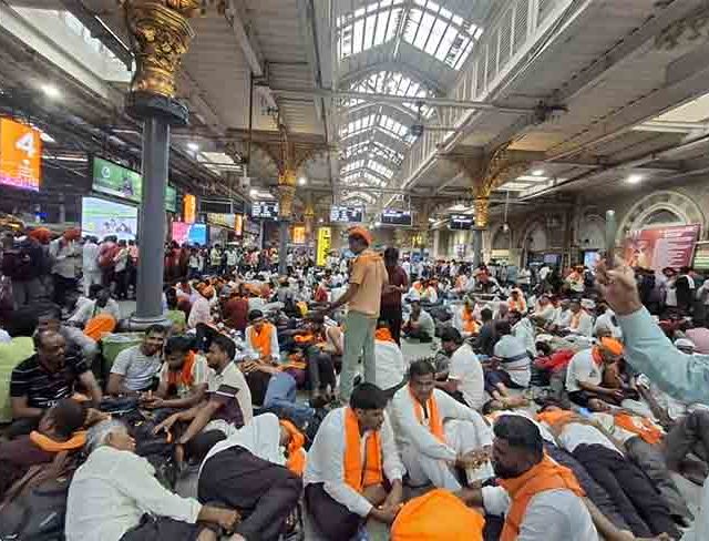 मुंबईत मराठा आंदोलनाला गालबोट; सीएसएमटी परिसरात आत्महत्येचा प्रयत्न
