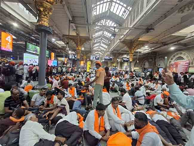 मुंबईत मराठा आंदोलनाला गालबोट; सीएसएमटी परिसरात आत्महत्येचा प्रयत्न