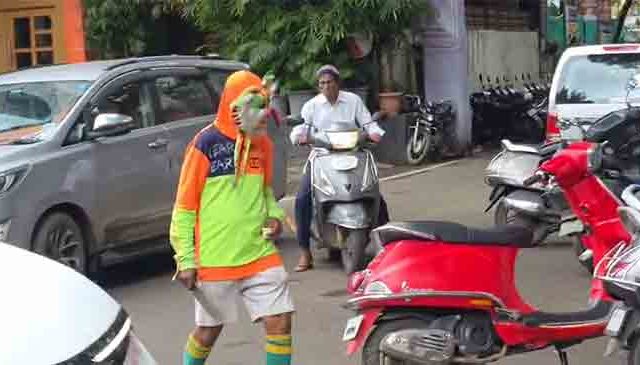 भररस्त्यात हातात चाकू घेऊन मास्क मॅनची दहशत ! नागरिक भयभीत