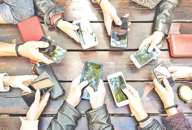 विद्यार्थ्यांनी मोबाइलचा अतिवापर टाळावा