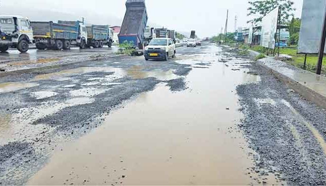 गणपती बाप्पांचा खड्ड्यांनी भरलेल्या मुंबई-गोवा महामार्गावरून प्रवास