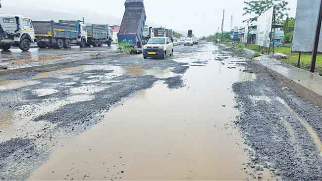 गणपती बाप्पांचा खड्ड्यांनी भरलेल्या मुंबई-गोवा महामार्गावरून प्रवास