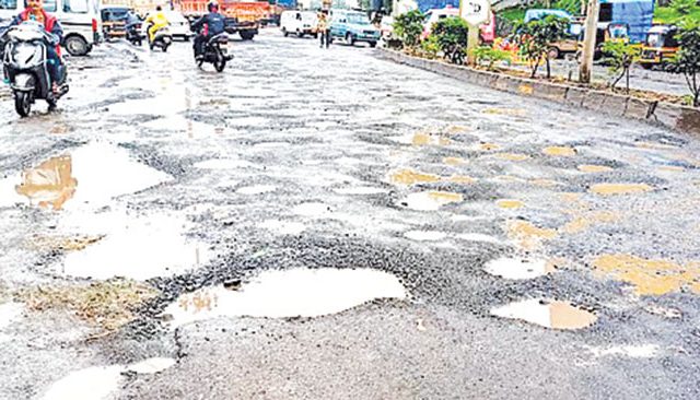 खड्ड्यांच्या शापातून रस्त्यांना मुक्ती कधी?
