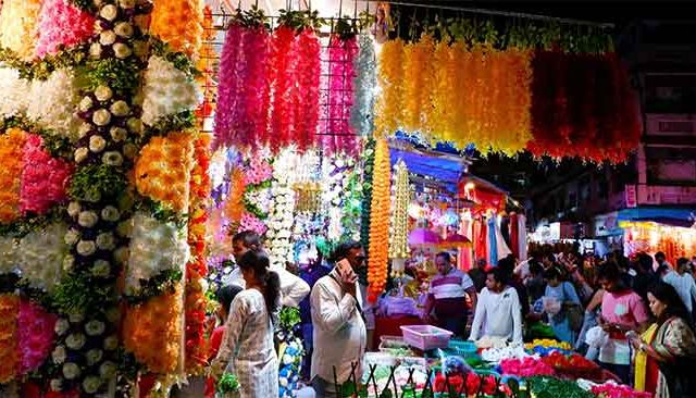 गणेशोत्सवासाठी प्लास्टिक फुलांची दुकाने सजली...!