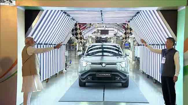 पंतप्रधान मोदी यांच्याकडून भारतातील व जगातील पहिल्या सुझुकी e-VITARA चे उद्घाटन