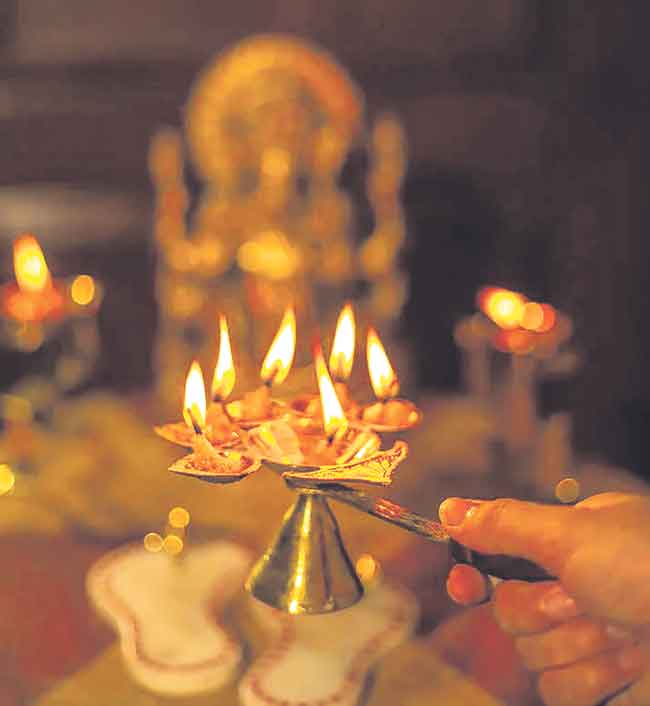 Vastu Tips : पूजाघरात या चुका टाळा, अन्यथा घरात नांदेल गरिबी आणि समस्या!