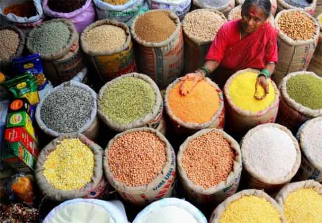 रेशन दुकानदारांसाठी आनंदाची बातमी, फडणवीस सरकारचा मोठा निर्णय