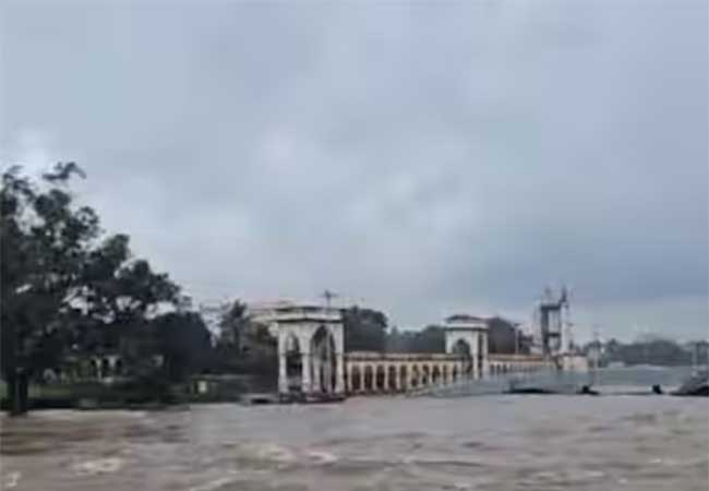 आळंदीत इंद्रायणीला पूर, जुना पूल आणि घाटावर जाण्यास बंदी