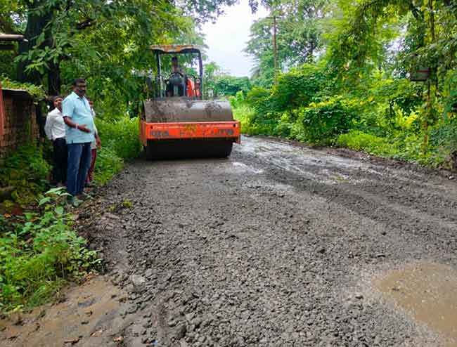 …अखेर वाड्यातील रस्त्याची  खड्डे भरून दुरुस्ती सुरू