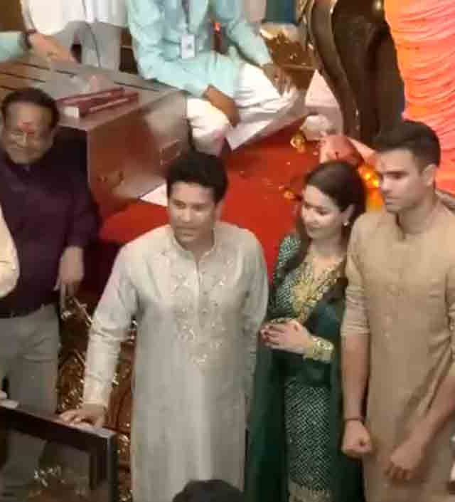 सचिन तेंडुलकर सहकुटुंब लालबागच्या राजा चरणी लीन