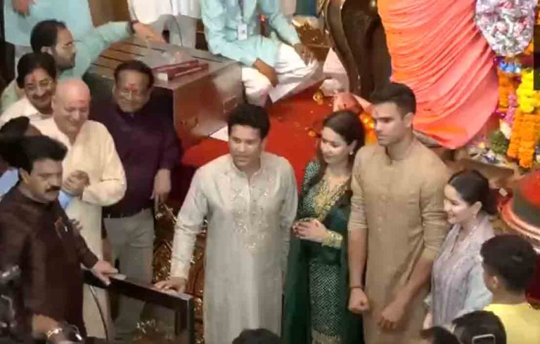 सचिन तेंडुलकर सहकुटुंब लालबागच्या राजा चरणी लीन
