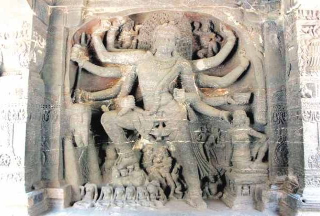 शिल्पातील नृत्यांगना