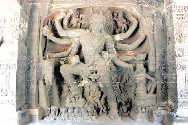 शिल्पातील नृत्यांगना