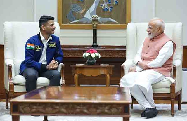 ग्रुप कॅप्टन शुभांशू शुक्ला यांनी घेतली पंतप्रधान मोदींची भेट, दिली ही खास भेटवस्तू