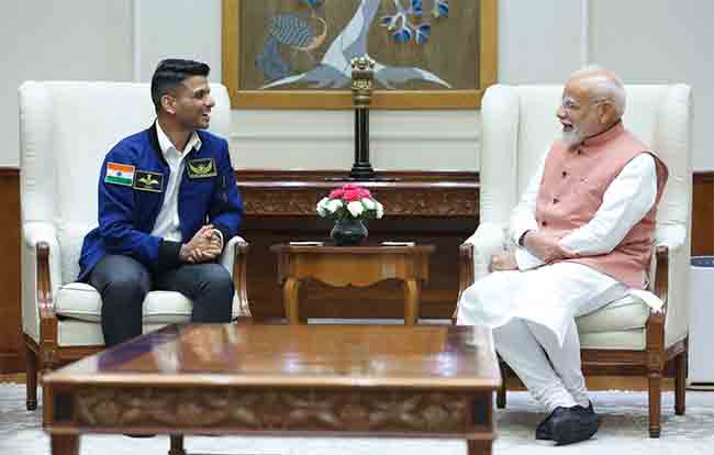 ग्रुप कॅप्टन शुभांशू शुक्ला यांनी घेतली पंतप्रधान मोदींची भेट, दिली ही खास भेटवस्तू