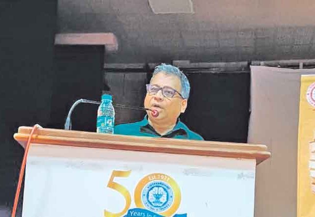 लिपी आधी मरते,  मग भाषा: दीपक पवार