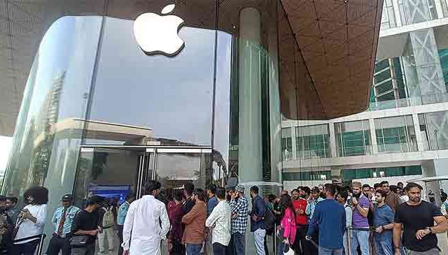 I Phone 17 खरेदी करण्यासाठी ग्राहकांची बीकेसीत भाऊगर्दी! आजपासून नवा आयफोन भारतीय बाजारात दाखल