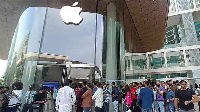 I Phone 17 खरेदी करण्यासाठी ग्राहकांची बीकेसीत भाऊगर्दी! आजपासून नवा आयफोन भारतीय बाजारात दाखल