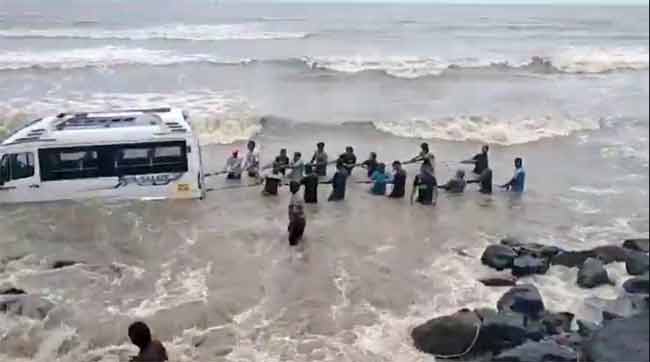 गोराई बीचवर भरतीच्या लाटेत बस गेली वाहून, प्रवाशांचं काय झालं पहा…