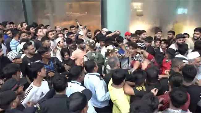‘आयफोन १७’च्या लाँचवेळी बीकेसी ॲपल स्टोअरमध्ये गोंधळ